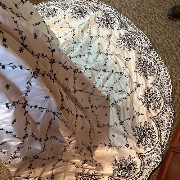 Black and white embroidered wedding dress - Picture 10 of 14